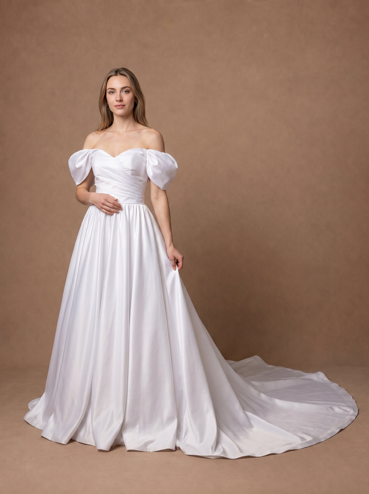 Robe de mariée bustier en satin à épaules dénudées — Modèle — face
