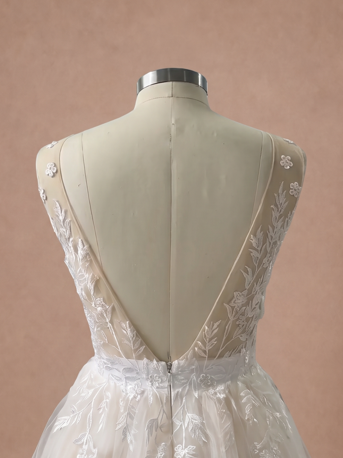 Robe de mariée champêtre champagne en tulle brodé — Mannequin — détail dos
