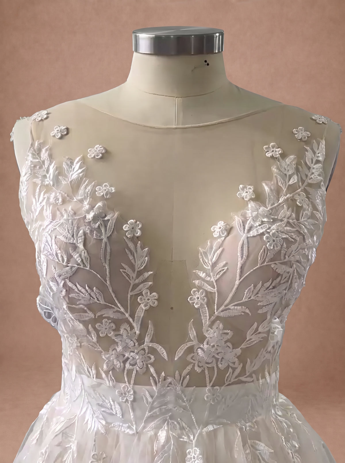 Robe de mariée champêtre champagne en tulle brodé — Mannequin — détail buste