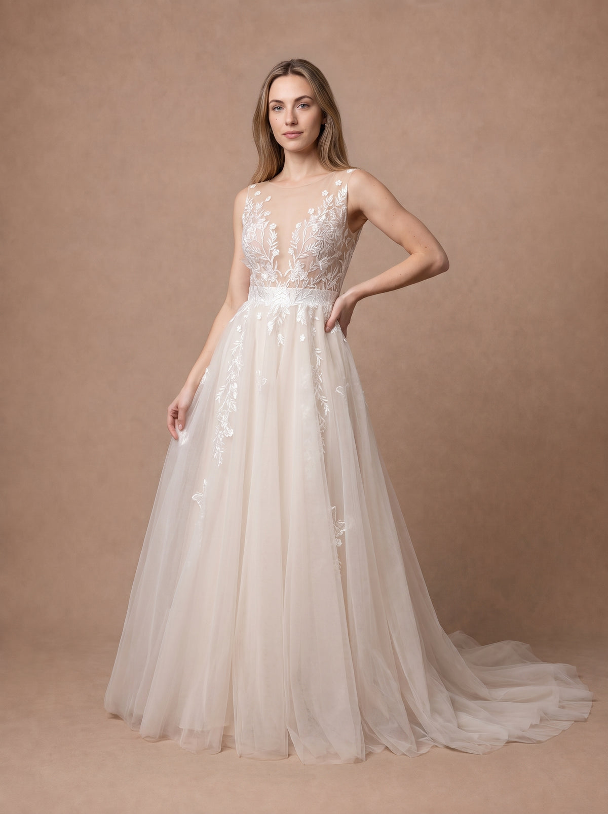 Robe de mariée champêtre champagne en tulle brodé — Modèle — face