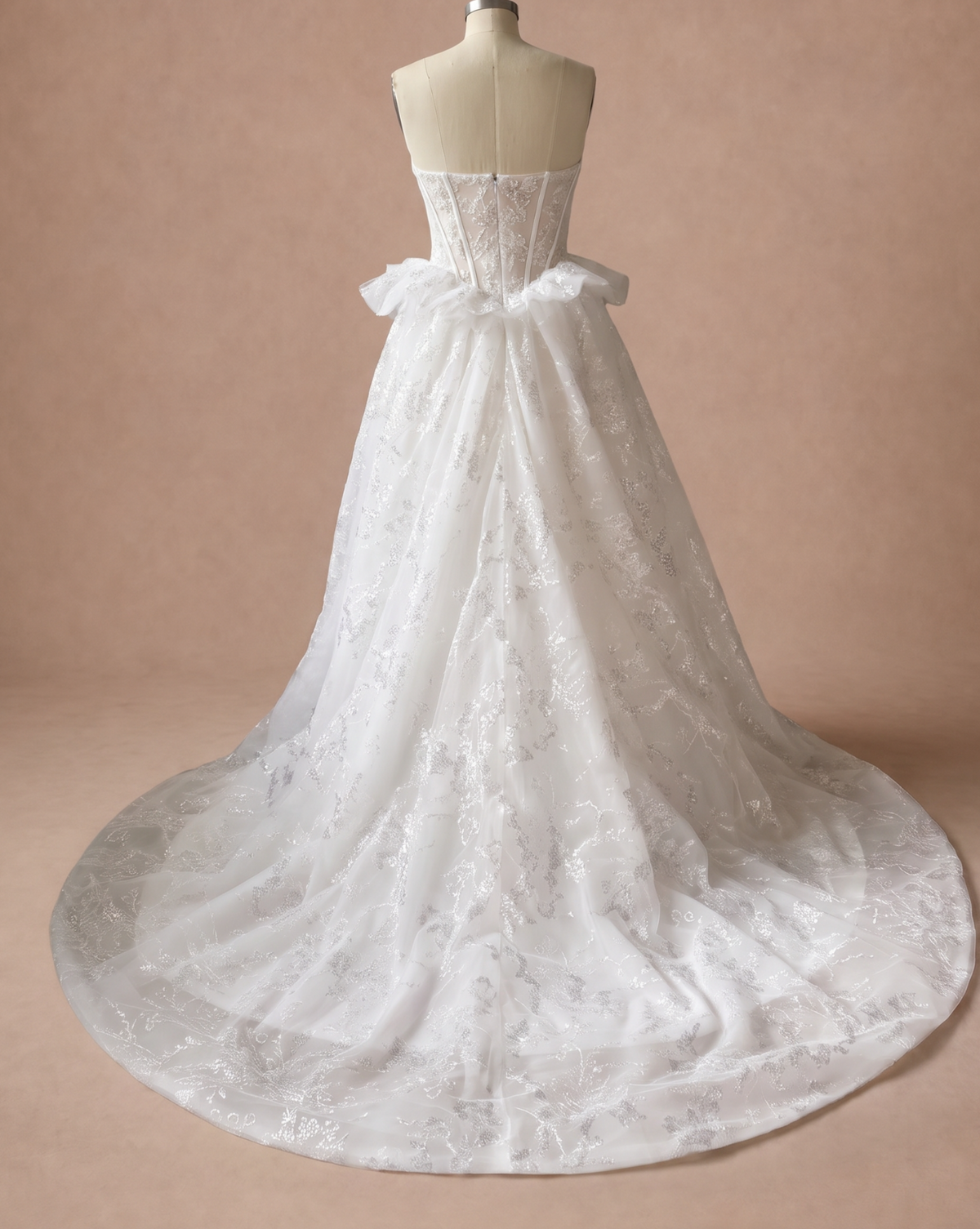Robe de mariée princesse à corset taille basque en dentelle — Mannequin — dos entier