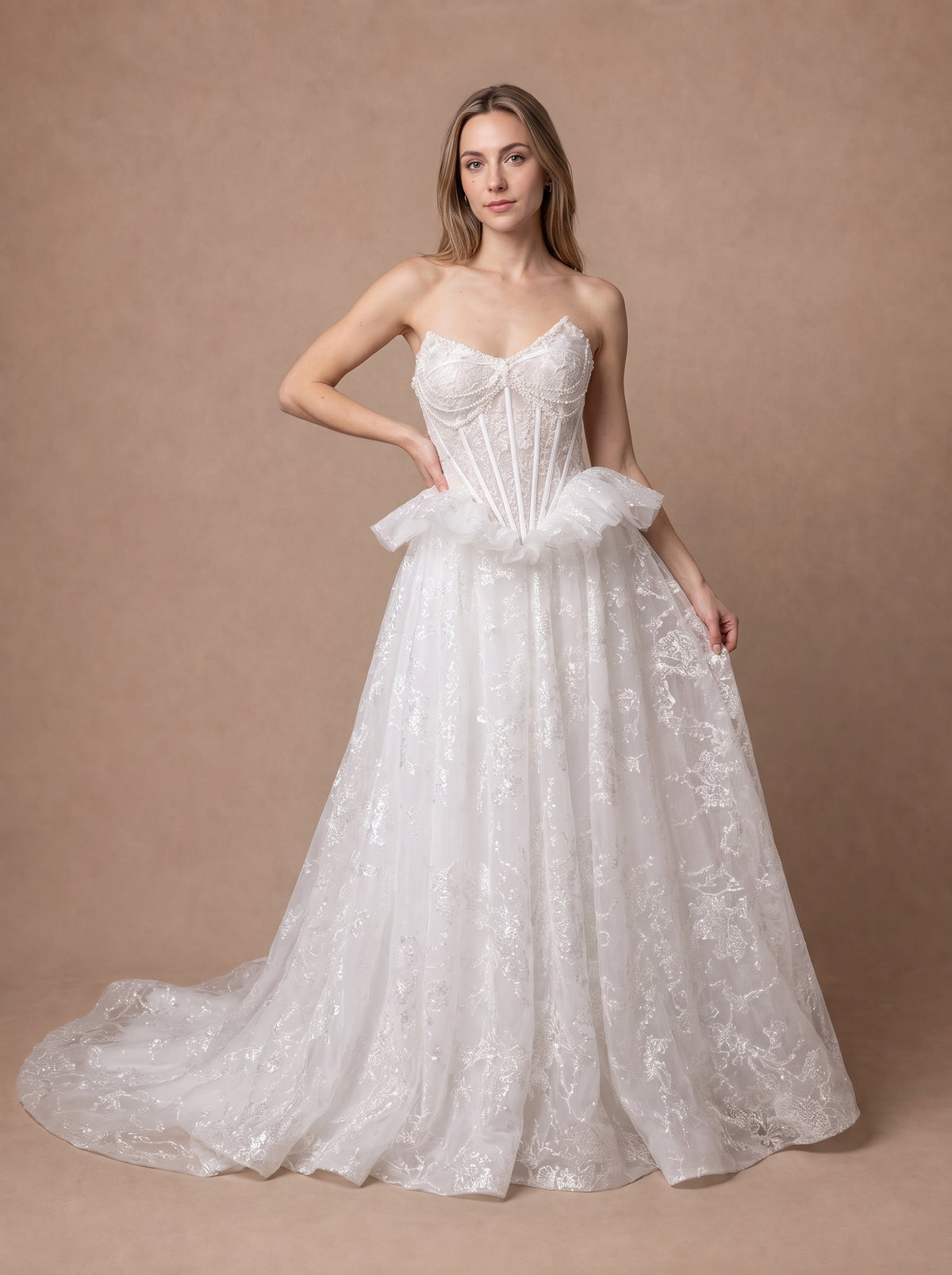 Robe de mariée princesse à corset taille basque en dentelle — Modèle — face