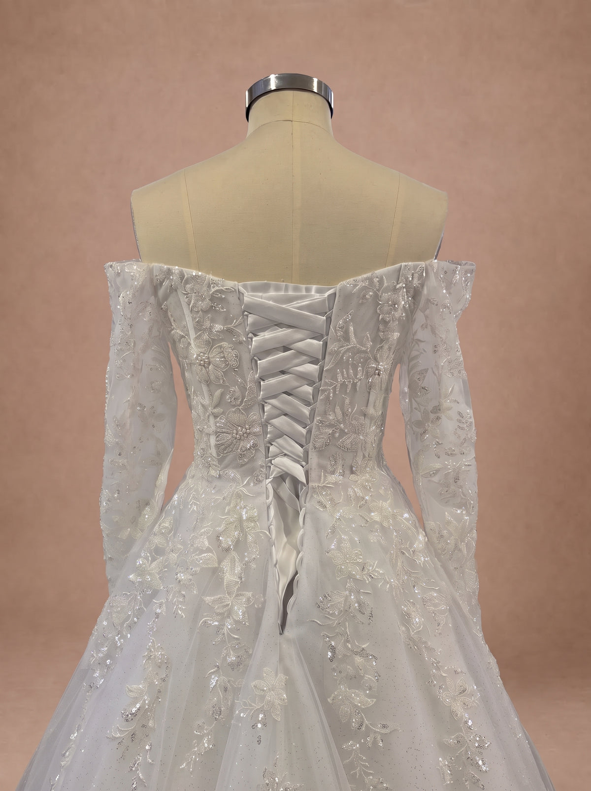 Robe de mariée champêtre femme ronde à manches longues en dentelle — Mannequin — détail dos