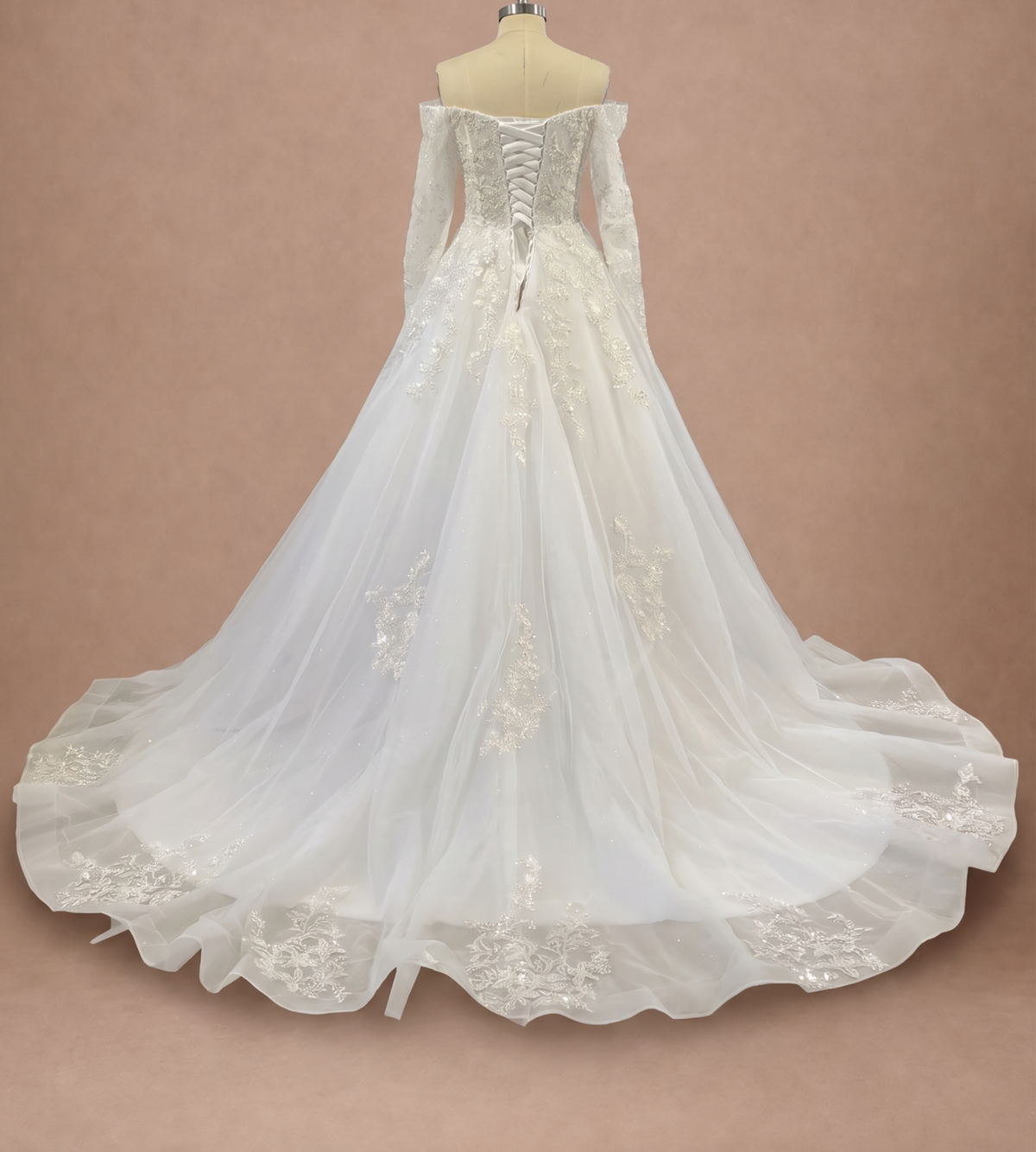 Robe de mariée champêtre femme ronde à manches longues en dentelle — Mannequin — dos entier