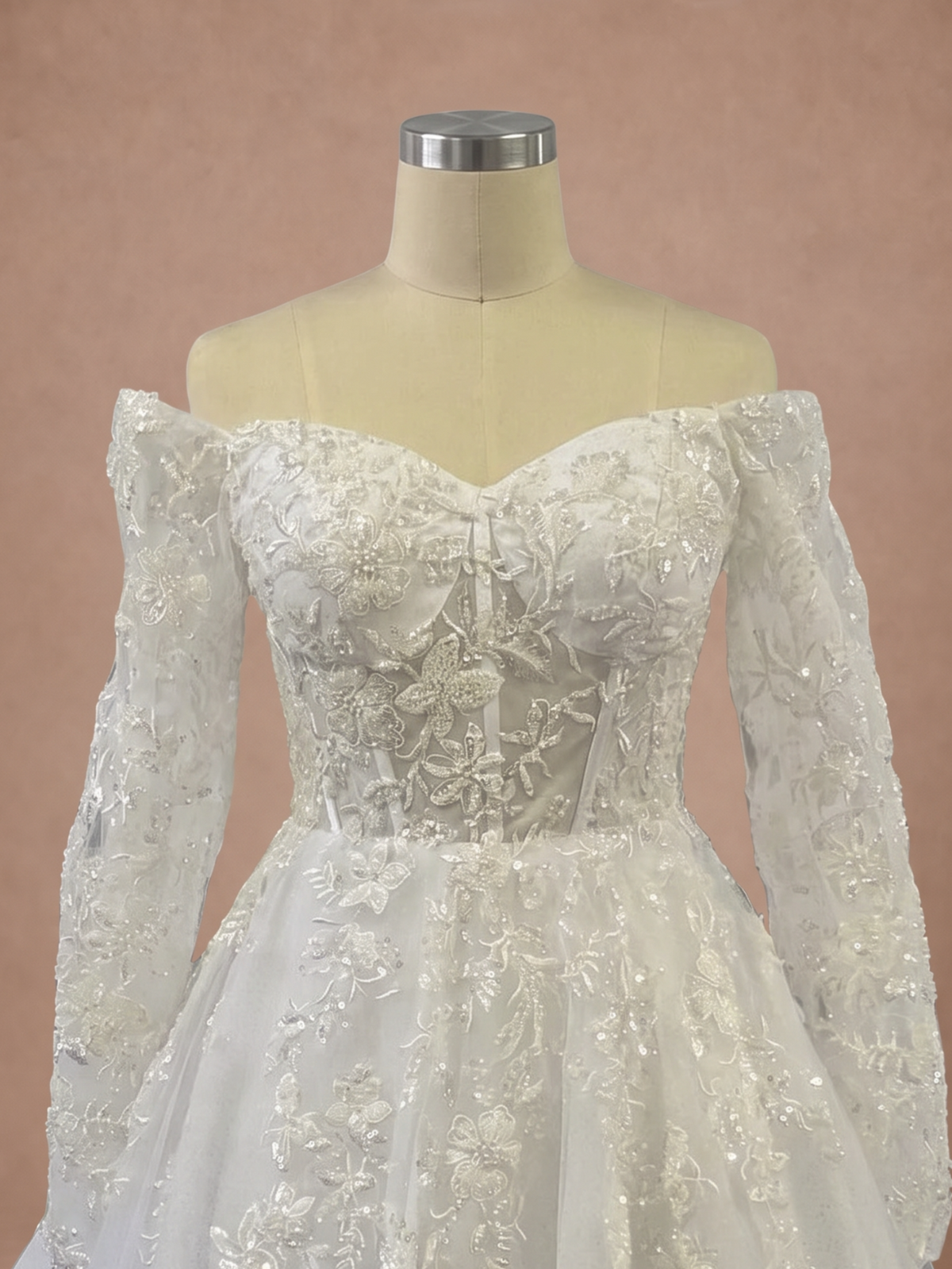 Robe de mariée champêtre femme ronde à manches longues en dentelle — Mannequin — détail buste