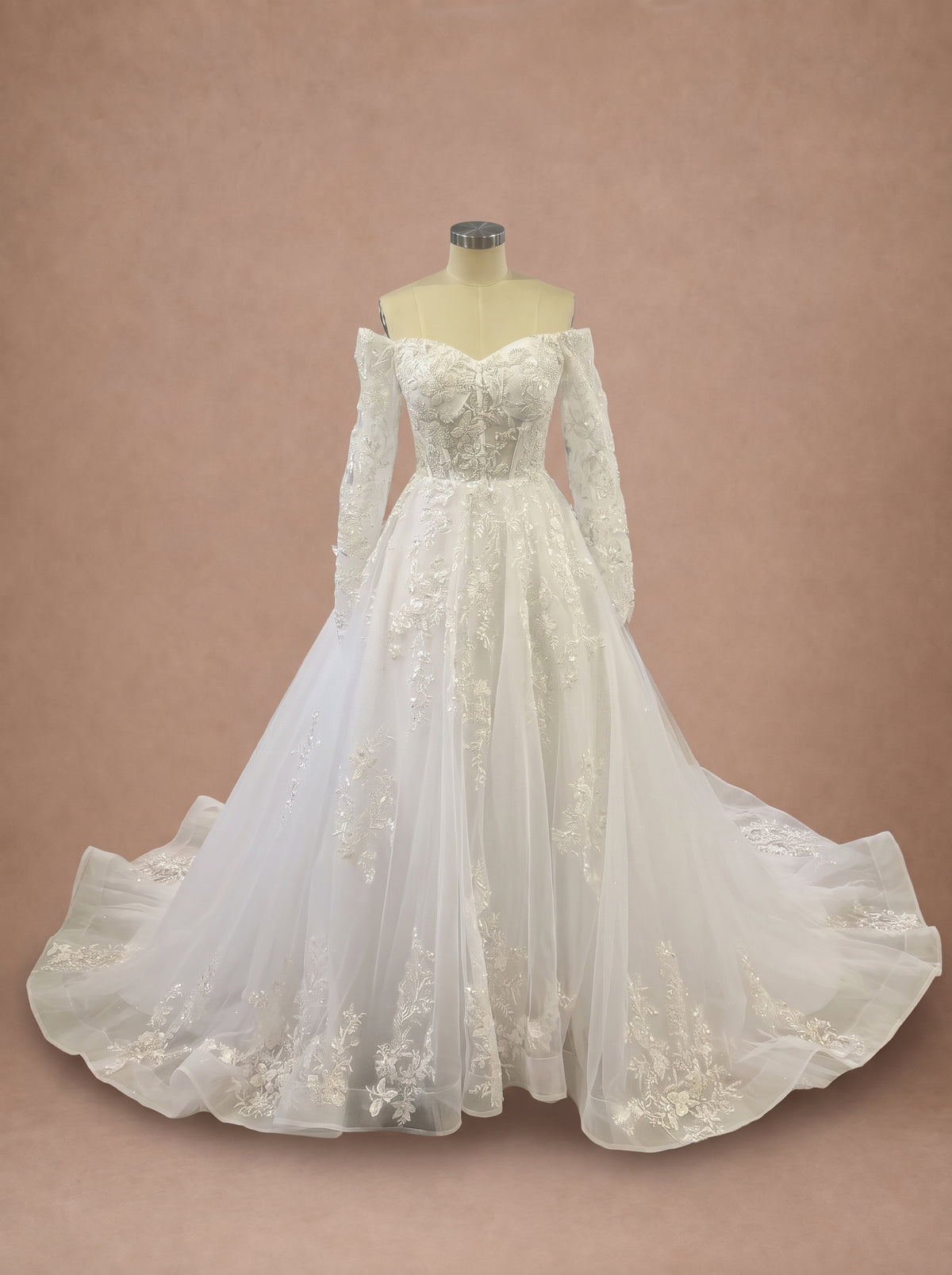 Robe de mariée champêtre femme ronde à manches longues en dentelle — Mannequin — face entière
