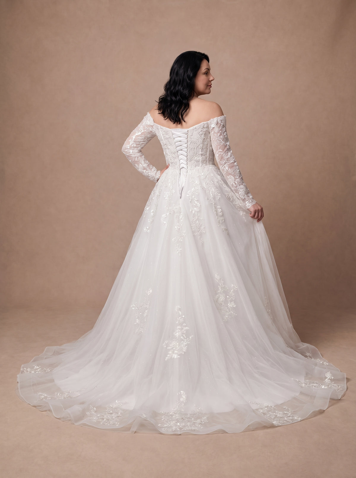 Robe de mariée champêtre femme ronde à manches longues en dentelle — Modèle — dos