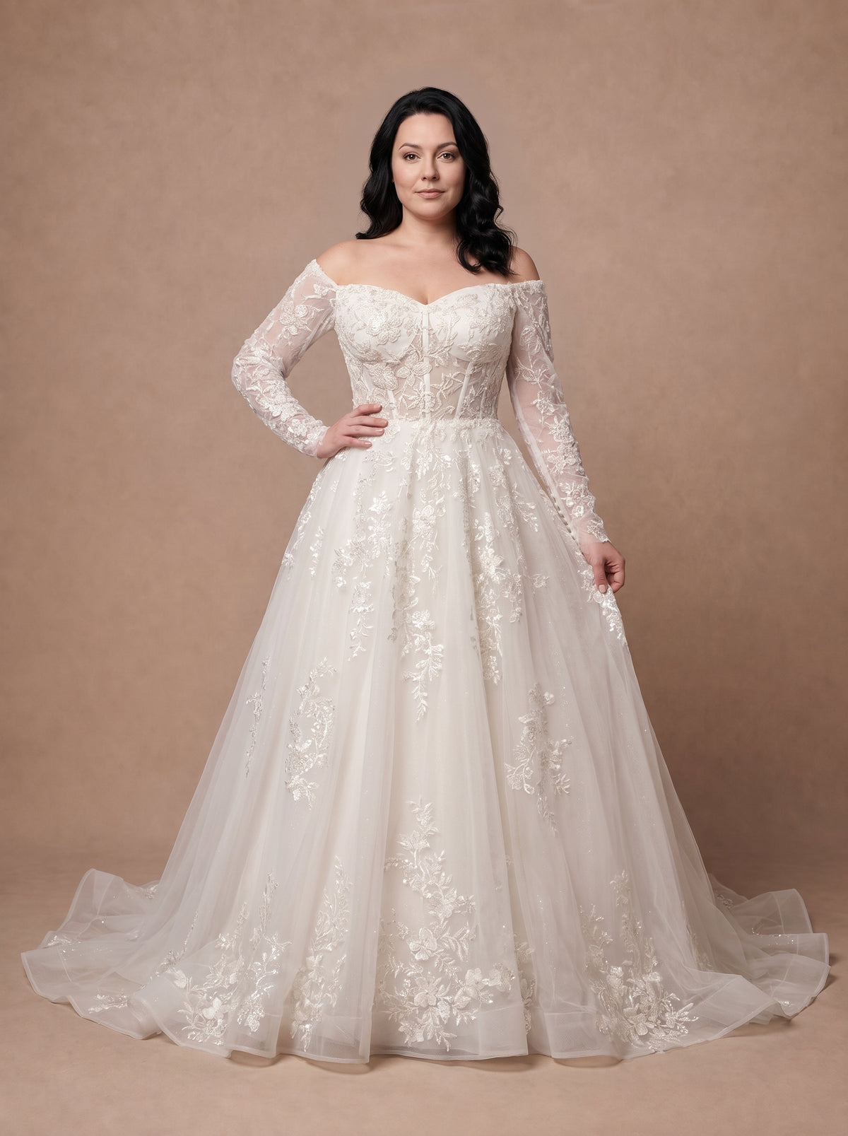 Robe de mariée champêtre femme ronde à manches longues en dentelle — Modèle — face