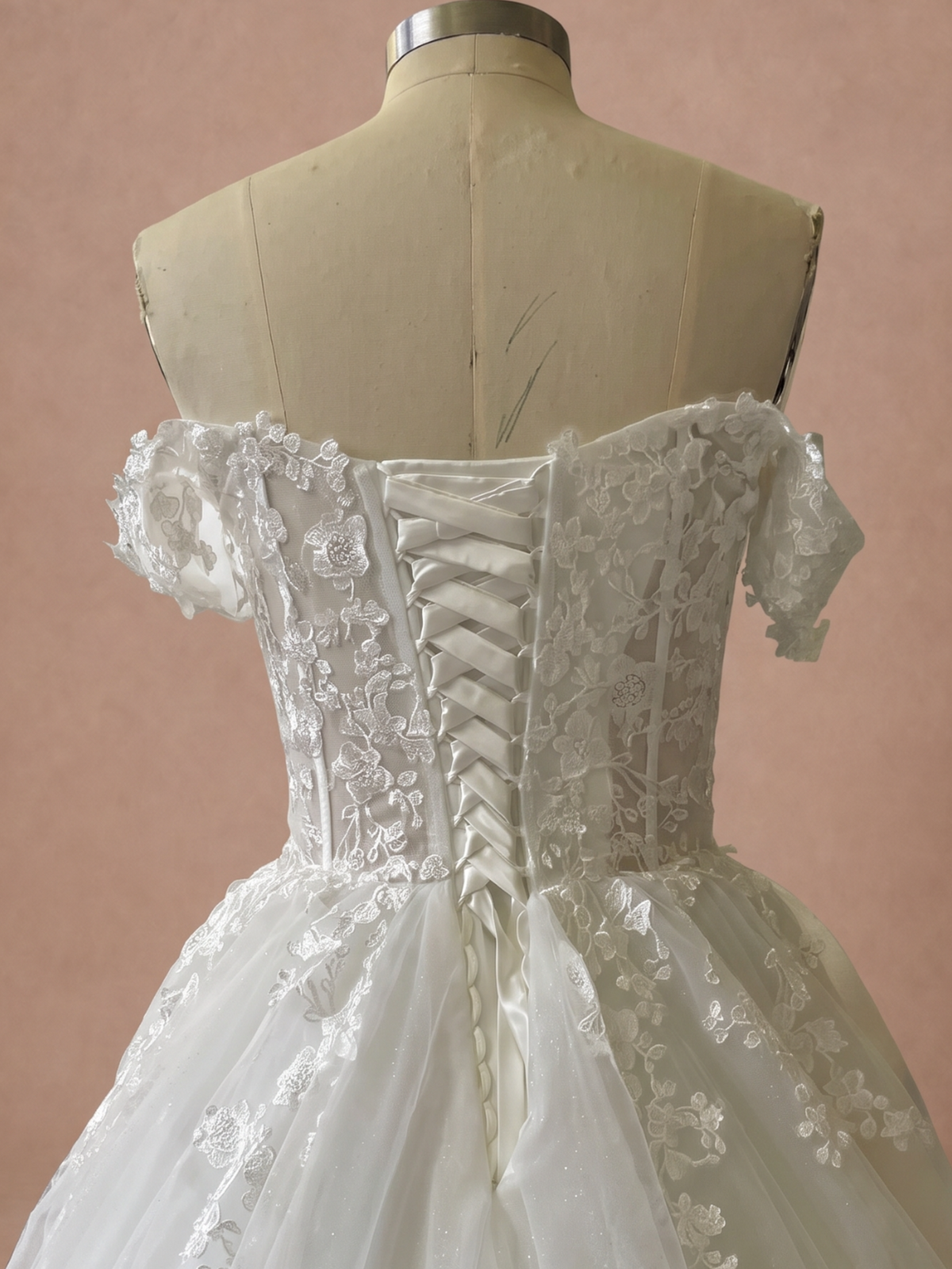 Robe de mariée champêtre fleurie princesse en tulle — Mannequin — détail dos