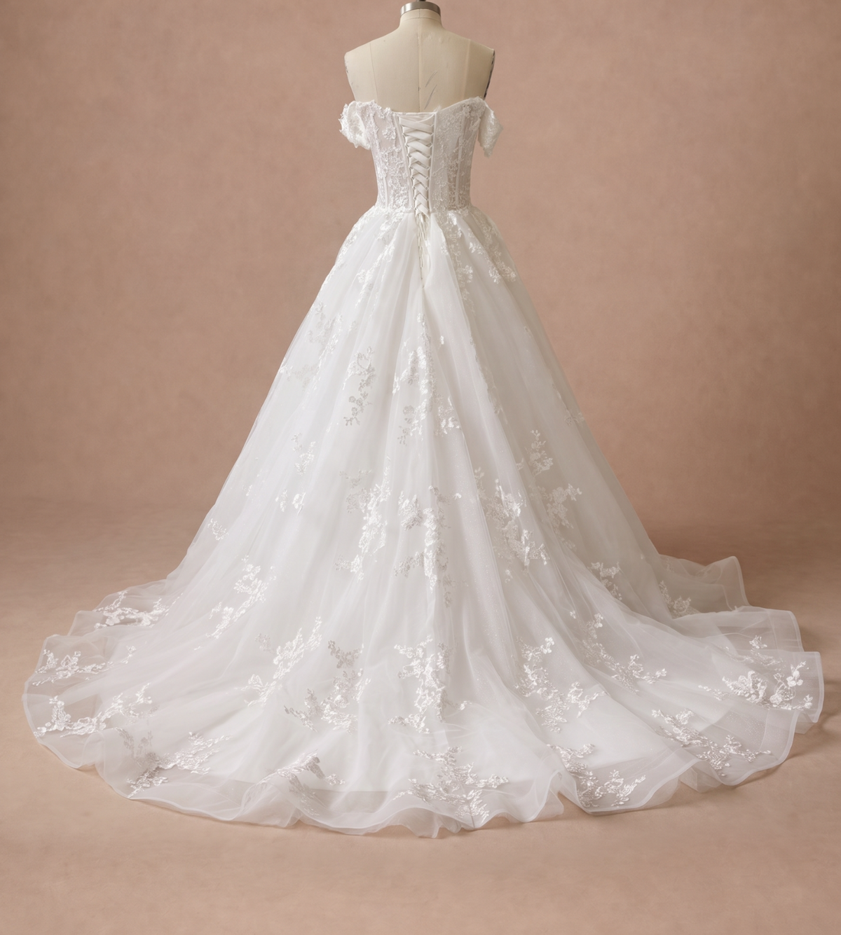 Robe de mariée champêtre fleurie princesse en tulle — Mannequin — dos entier