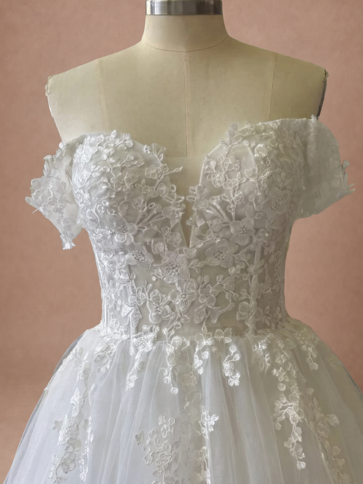 Robe de mariée champêtre fleurie princesse en tulle — Mannequin — détail buste