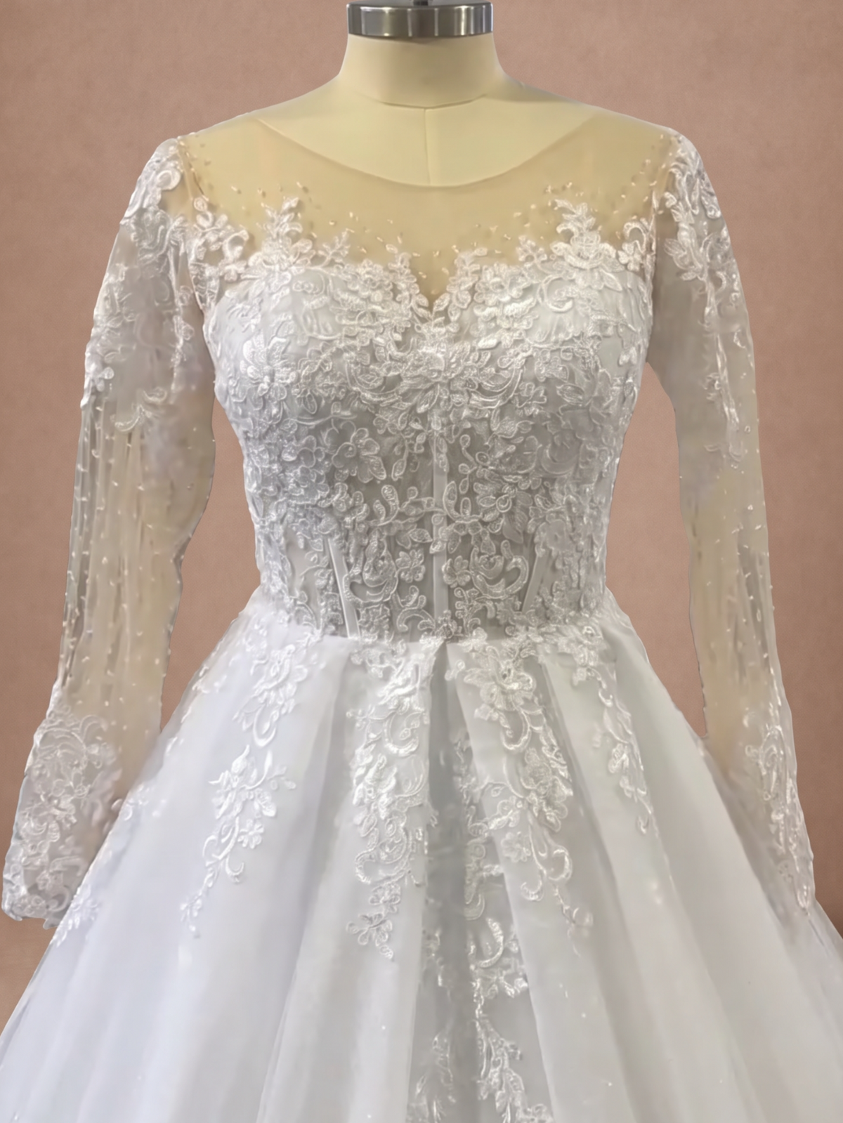 Robe de mariée champêtre à manches longues en dentelle — Mannequin — détail buste