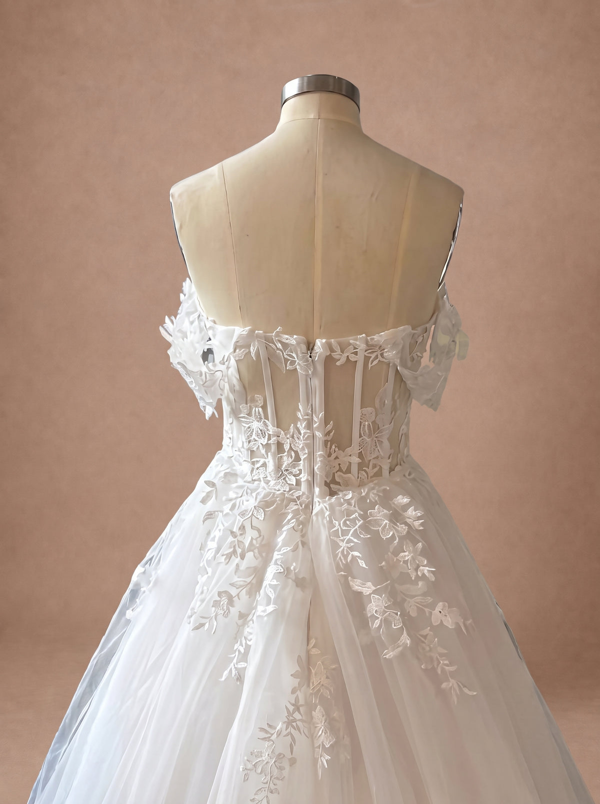 Robe de mariée chic et bohème en tulle et dentelle — Mannequin — détail dos
