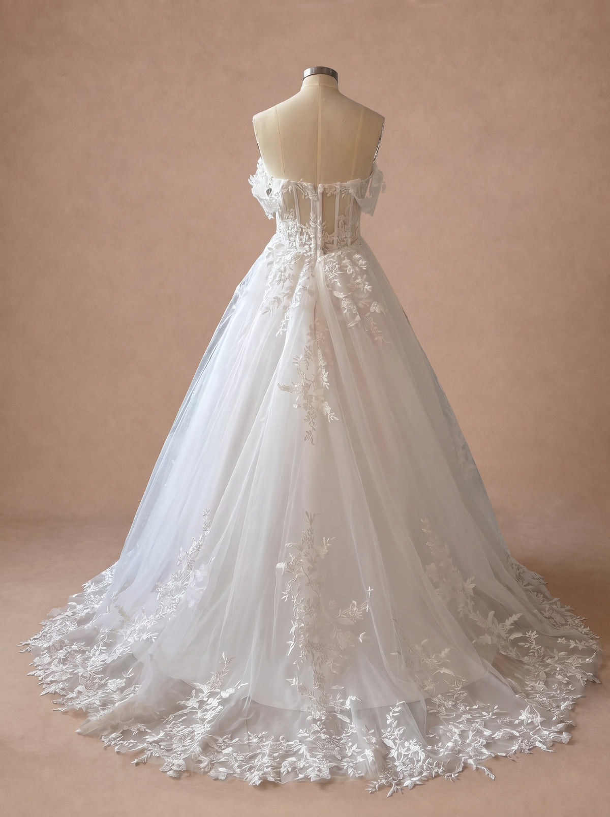 Robe de mariée chic et bohème en tulle et dentelle — Mannequin — dos entier
