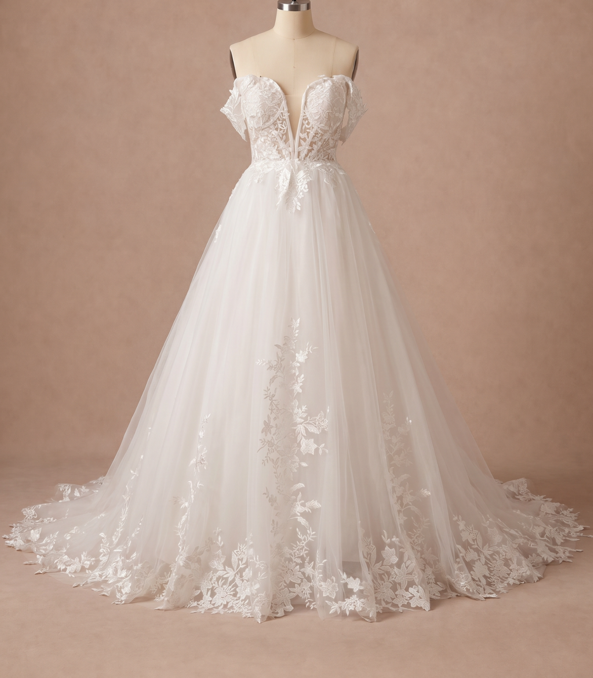 Robe de mariée chic et bohème en tulle et dentelle — Mannequin — face entière