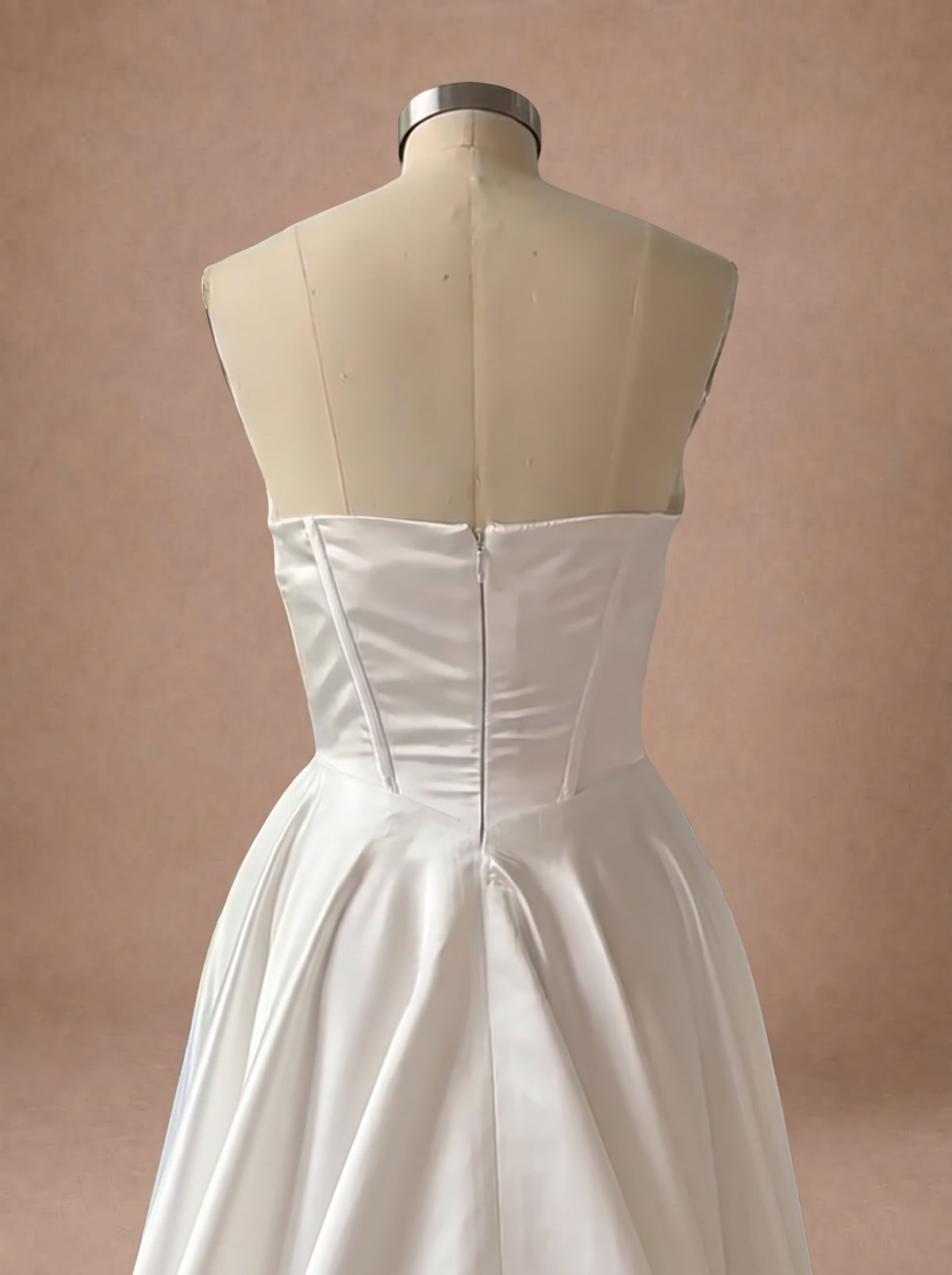 Robe de mariée classique simple en satin à bustier — Mannequin — détail dos