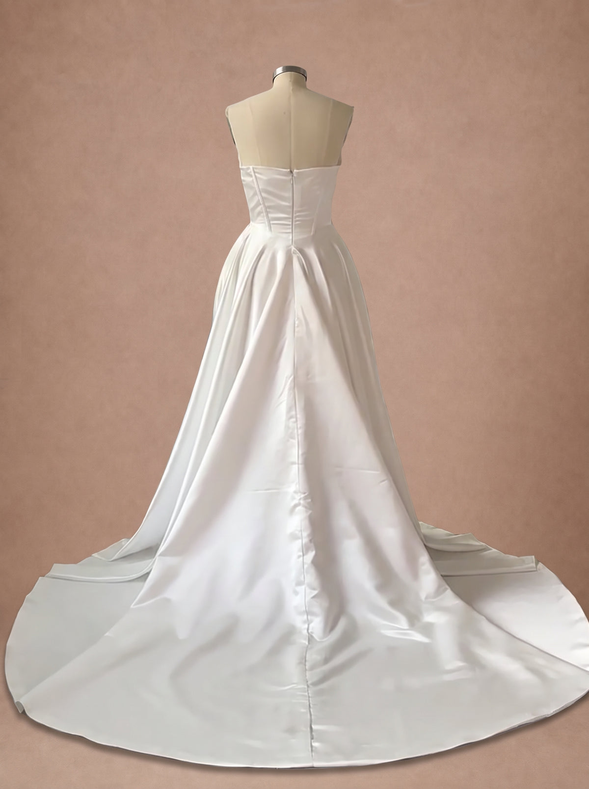 Robe de mariée classique simple en satin à bustier — Mannequin — dos entier