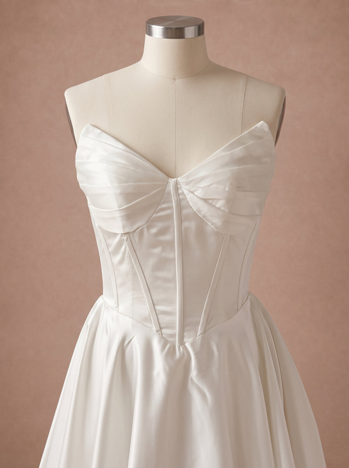 Robe de mariée classique simple en satin à bustier — Mannequin — détail buste