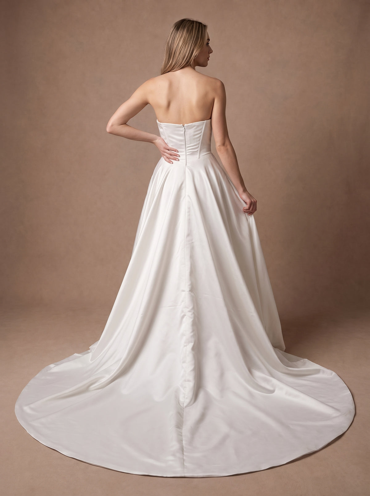 Robe de mariée classique simple en satin à bustier — Modèle — dos