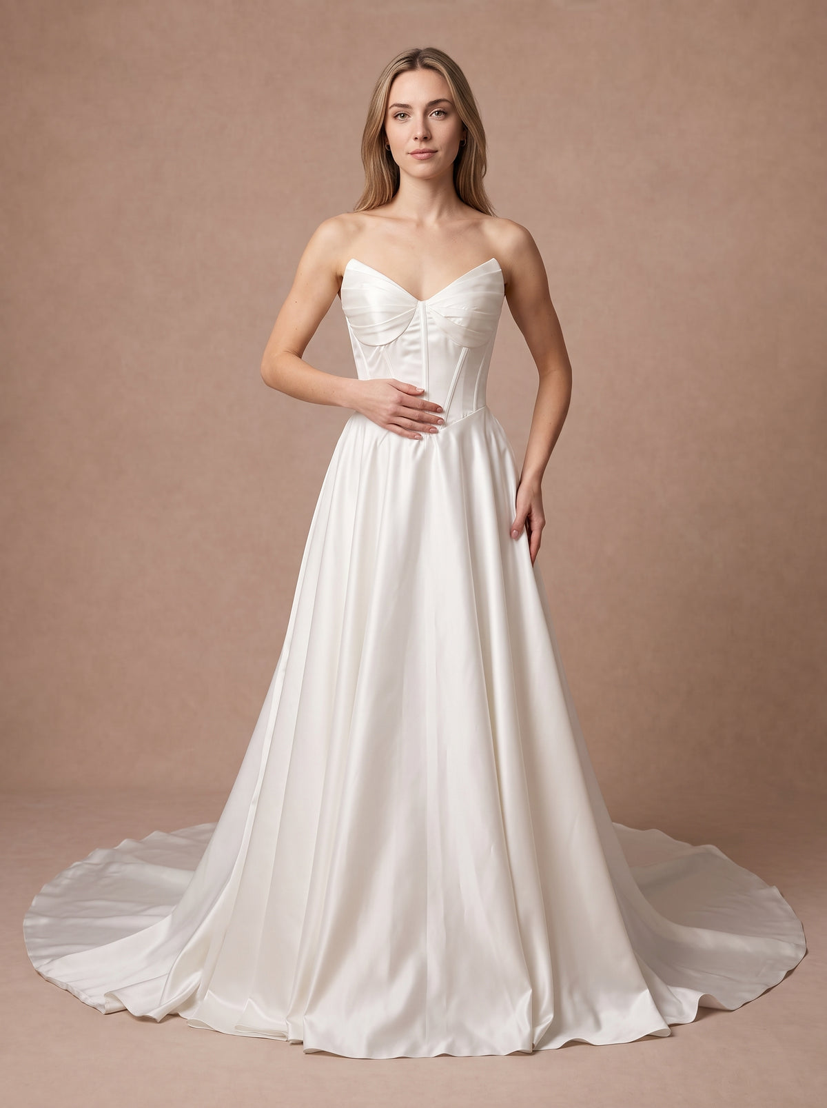 Robe de mariée classique simple en satin à bustier — Modèle — face