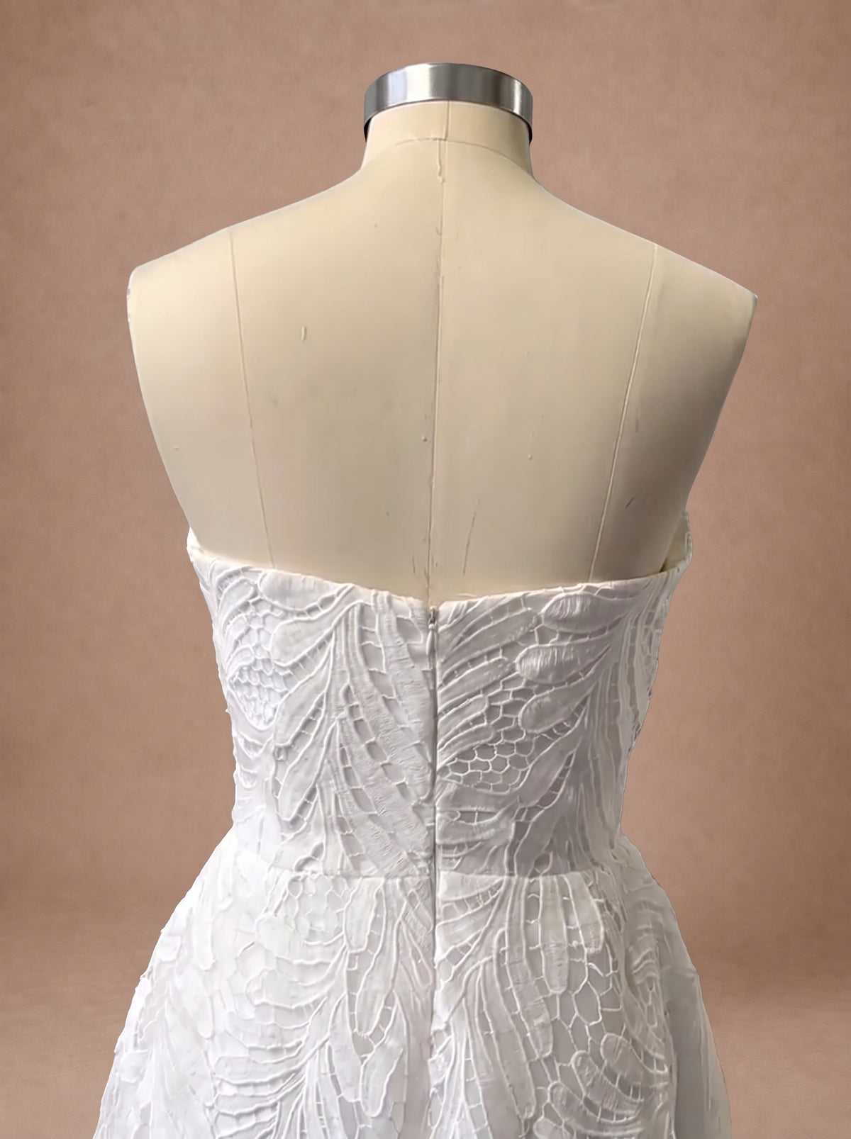 Robe de mariée courte chic — Mannequin — détail dos