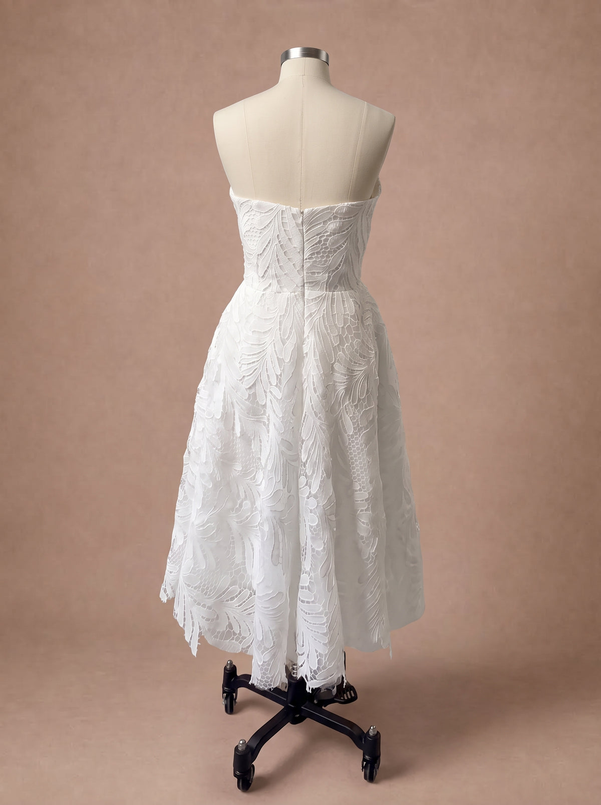Robe de mariée courte chic — Mannequin — dos entier