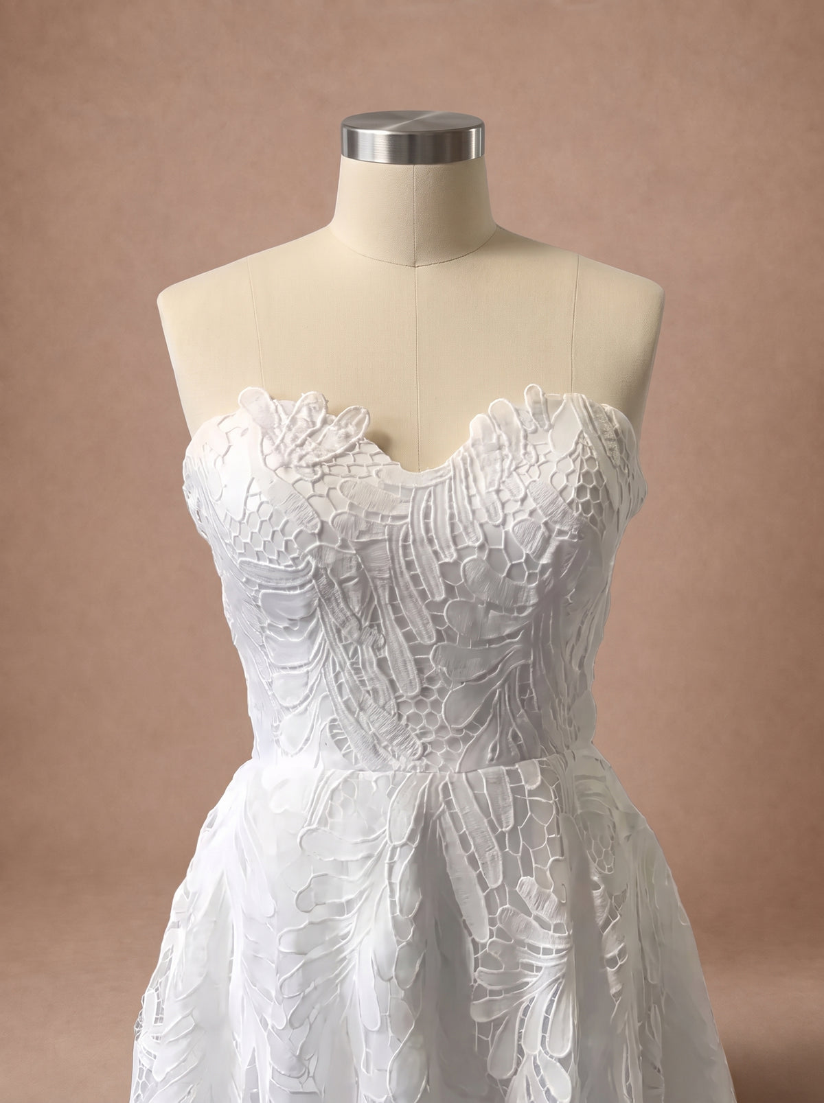 Robe de mariée courte chic — Mannequin — détail buste