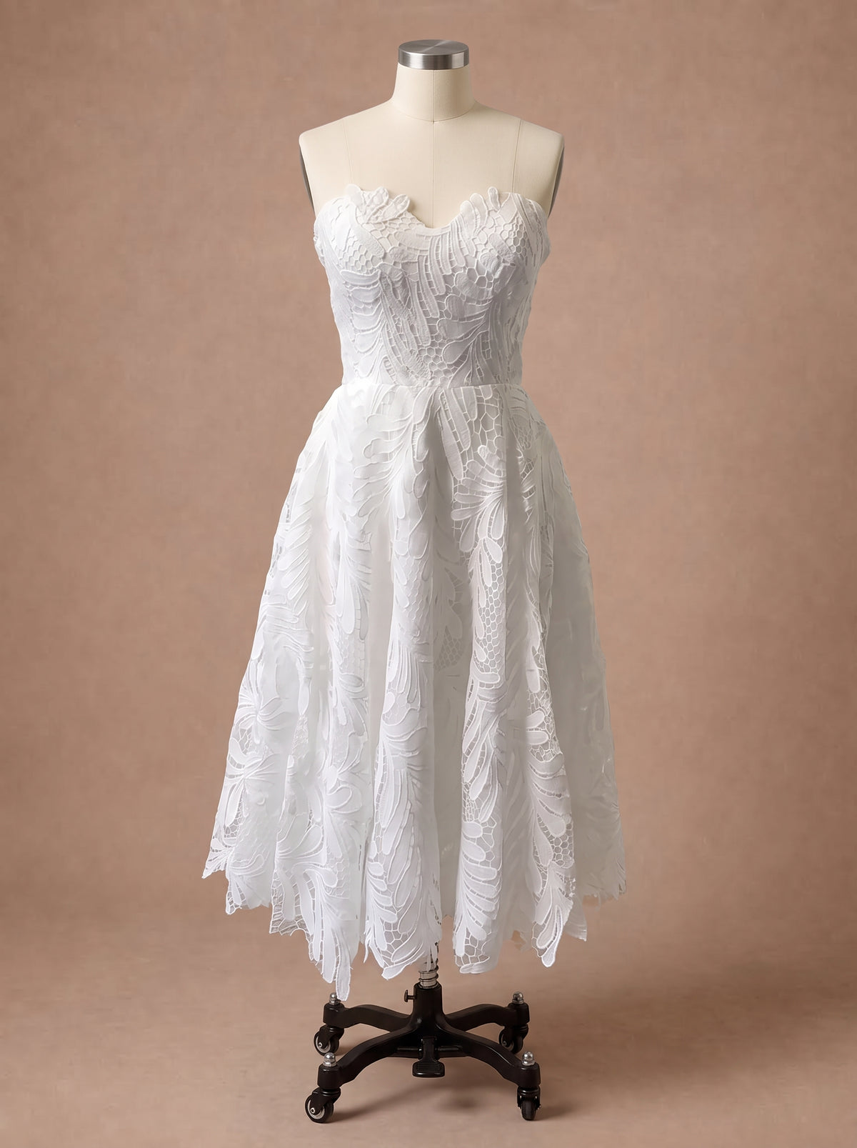 Robe de mariée courte chic — Mannequin — face entière