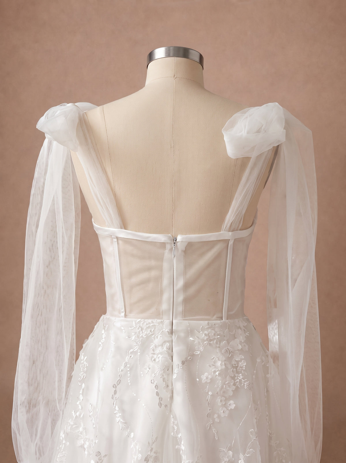 Robe de mariée courte originale avec voile en tulle — Mannequin — détail dos