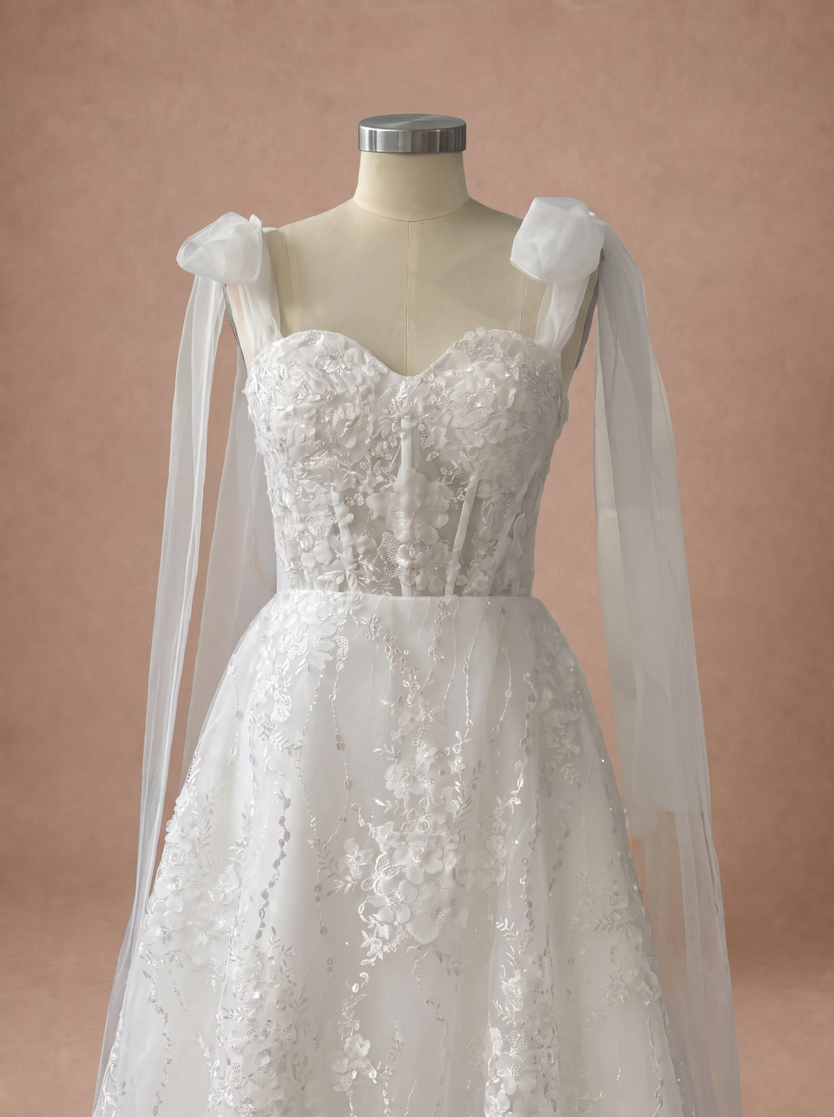 Robe de mariée courte originale avec voile en tulle — Mannequin — détail buste