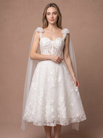 Robe de mariée courte originale avec voile en tulle — Modèle — face
