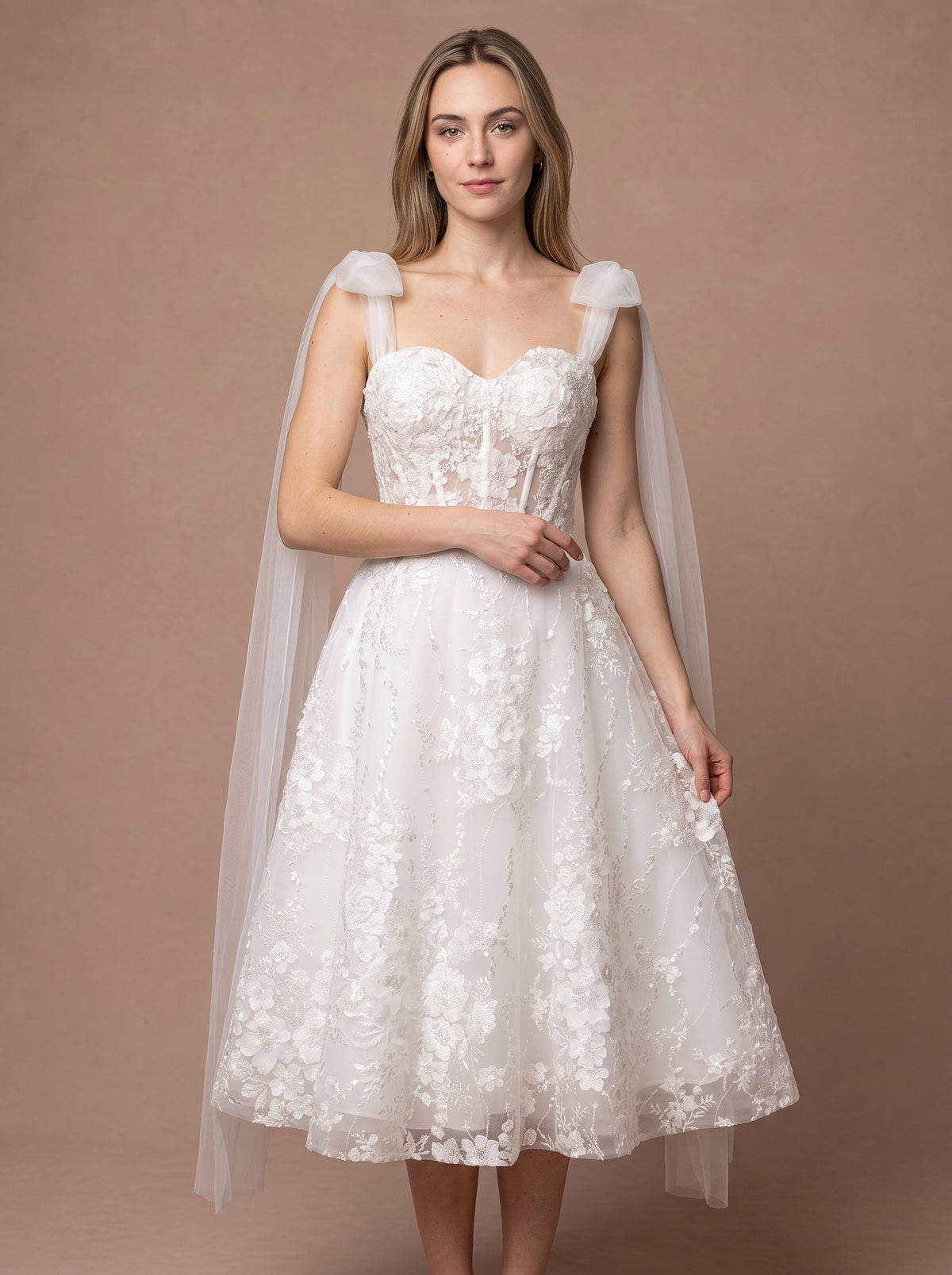 Robe de mariée courte originale avec voile en tulle — Modèle — face