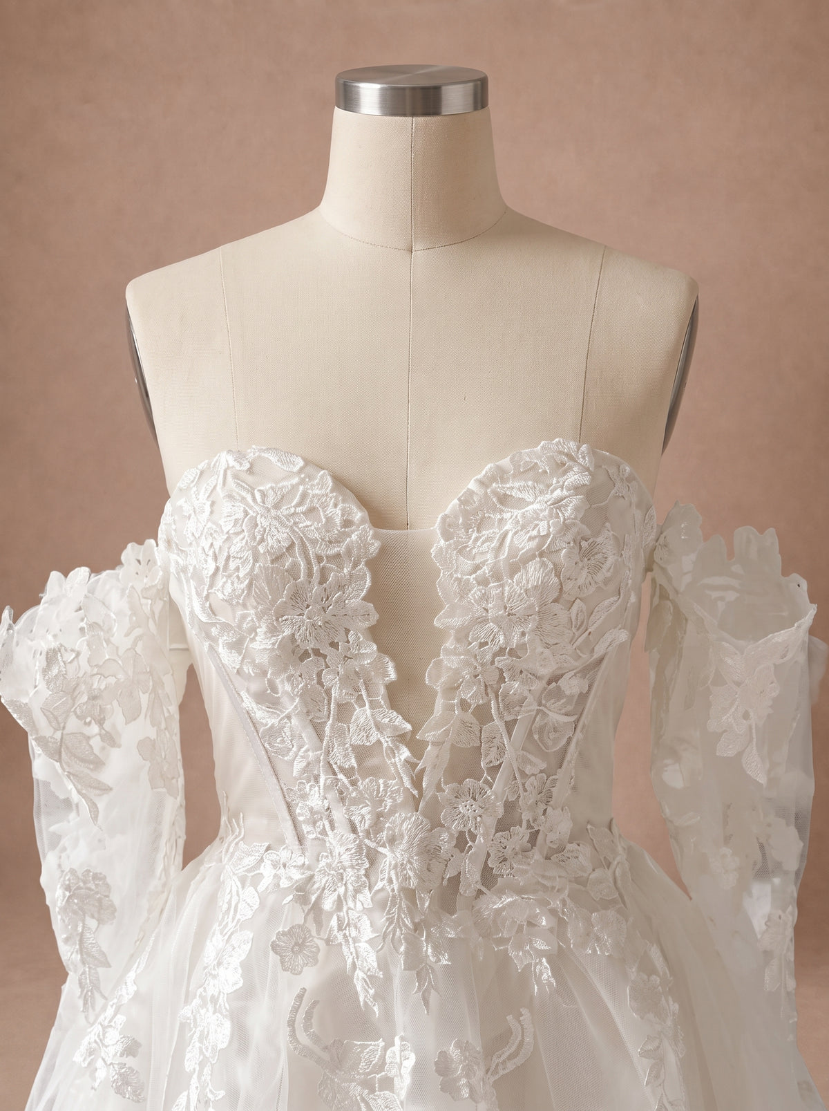 Robe de mariée courte patineuse en dentelle à manches longues — Mannequin — détail buste