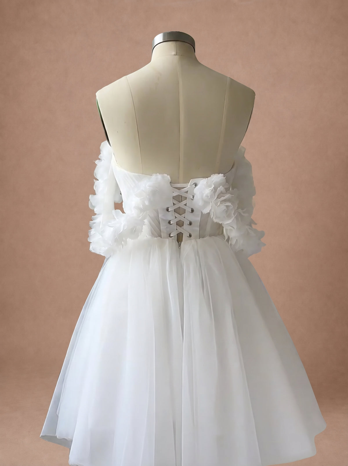 Robe de mariée courte simple bohème à fleurs 3D et corset — Mannequin — détail dos