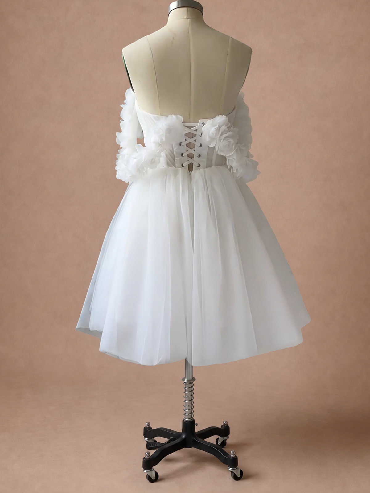 Robe de mariée courte simple bohème à fleurs 3D et corset — Mannequin — dos entier