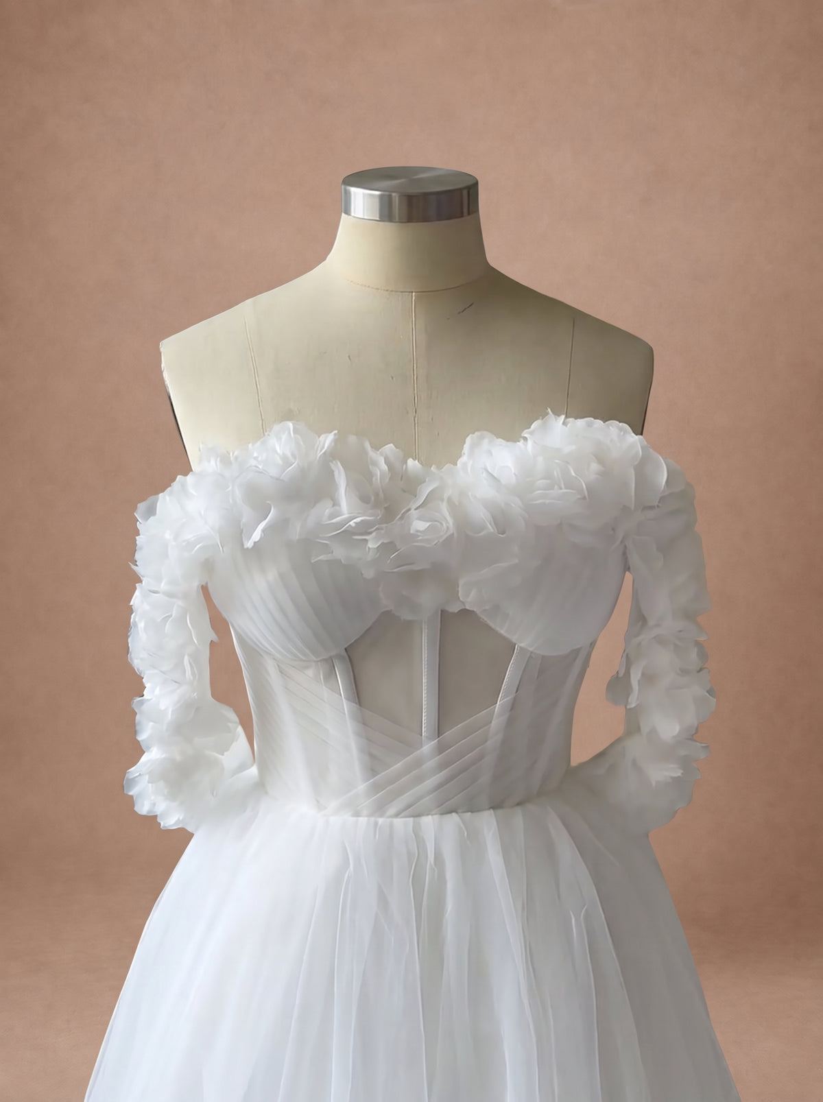 Robe de mariée courte simple bohème à fleurs 3D et corset — Mannequin — détail buste