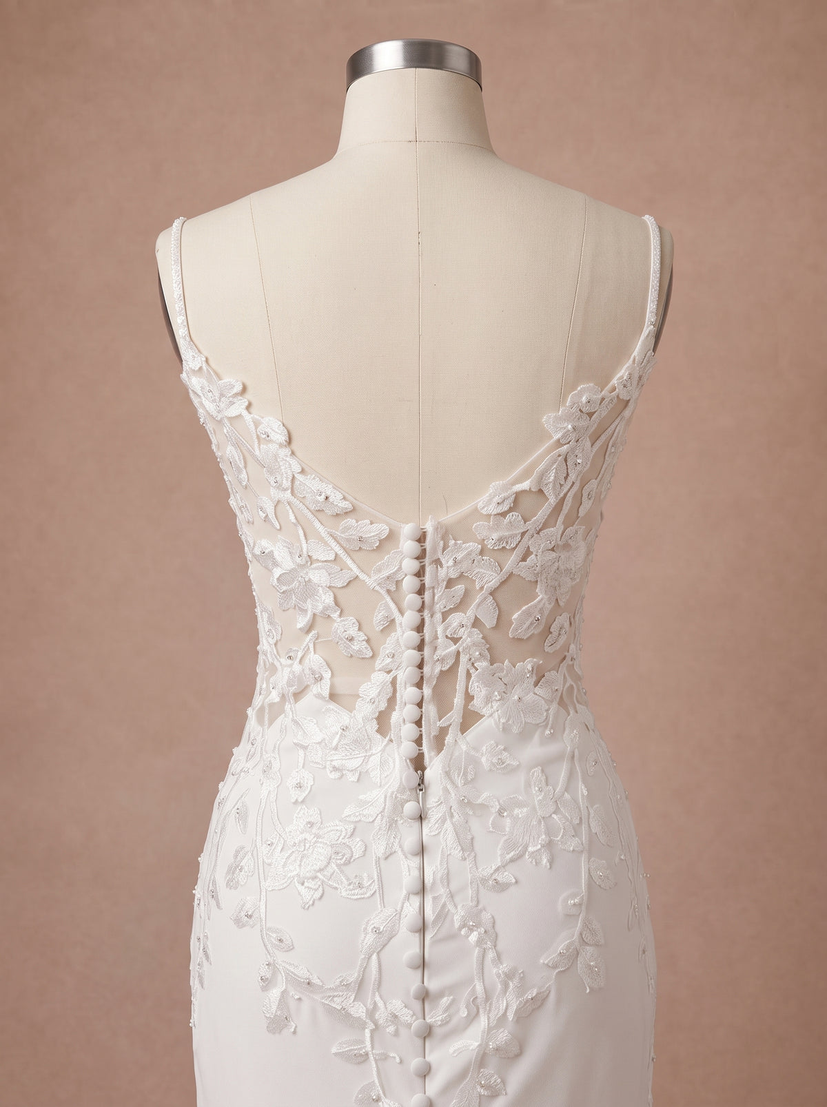 Robe de mariée sexy en dentelle à décolleté plongeant — Mannequin — détail dos