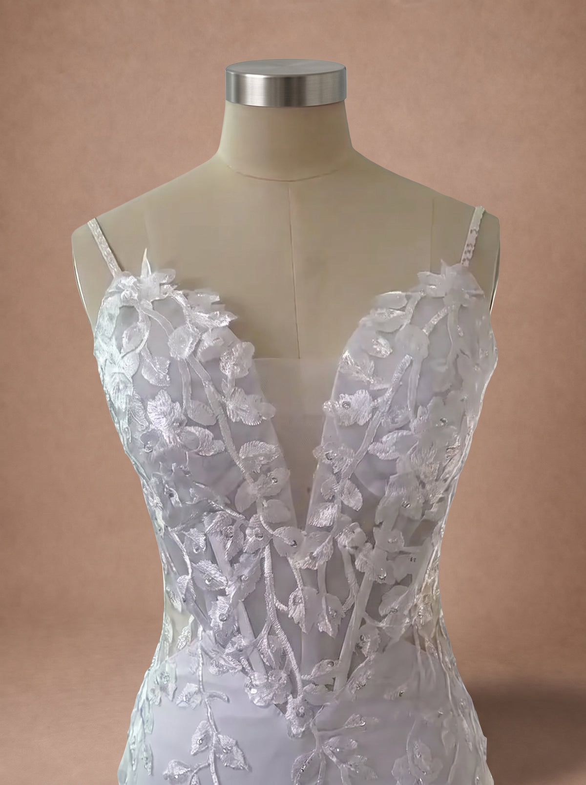 Robe de mariée sexy en dentelle à décolleté plongeant — Mannequin — détail buste