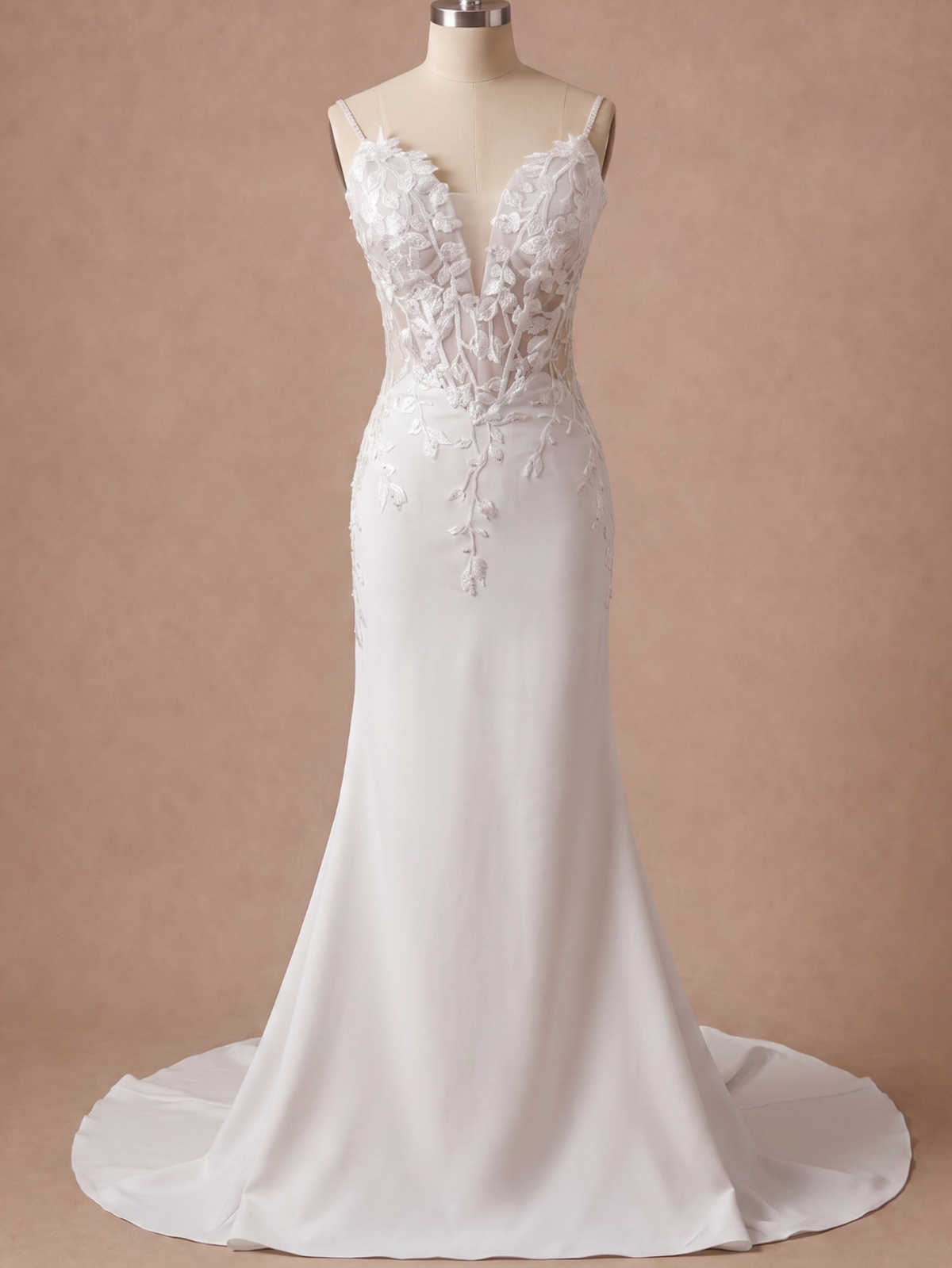 Robe de mariée sexy en dentelle à décolleté plongeant — Mannequin — face entière