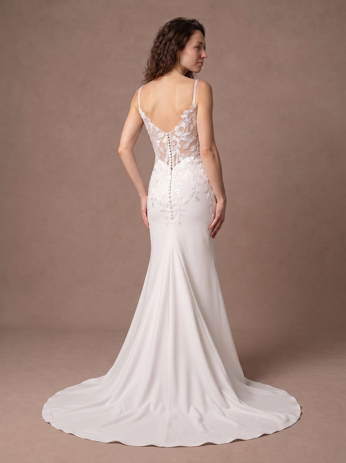 Robe de mariée sexy en dentelle à décolleté plongeant — Modèle — dos