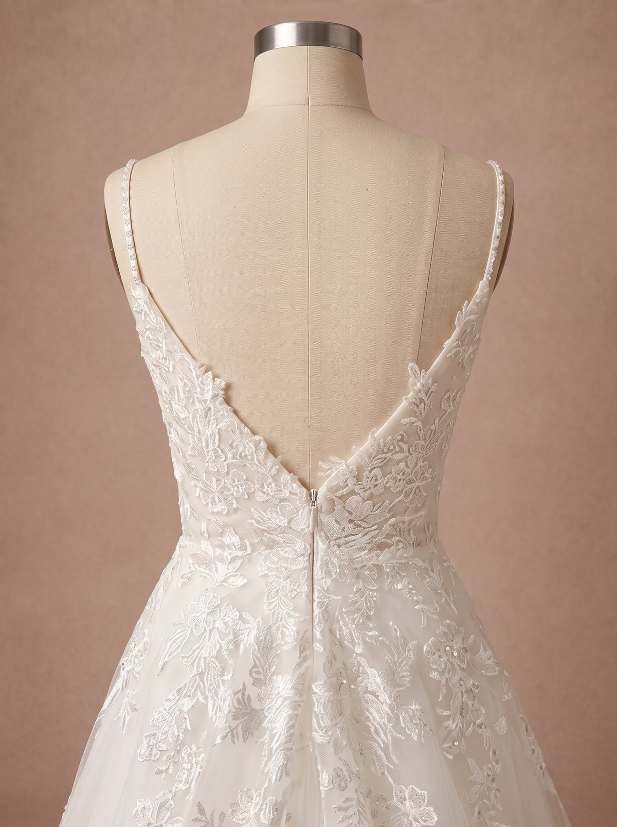 Robe de mariée en dentelle dos nu à bretelles fines — Mannequin — détail dos