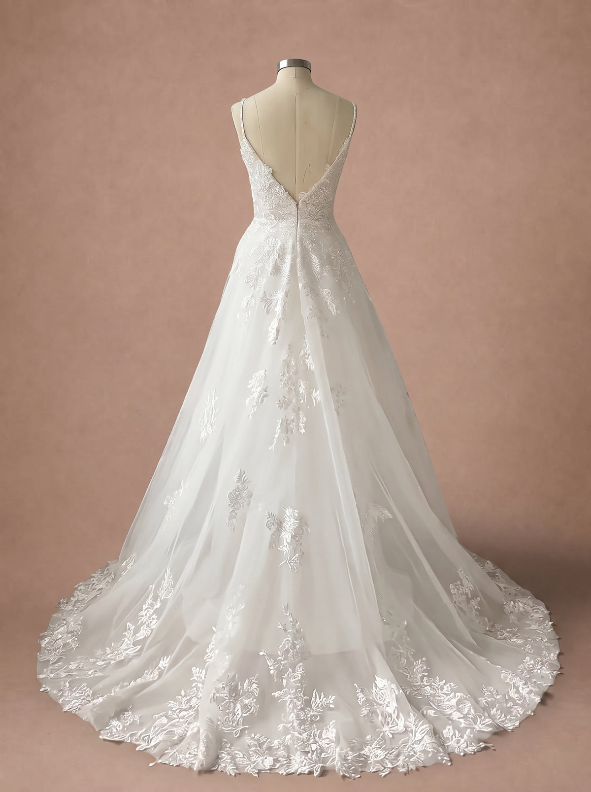 Robe de mariée en dentelle dos nu à bretelles fines — Mannequin — dos entier