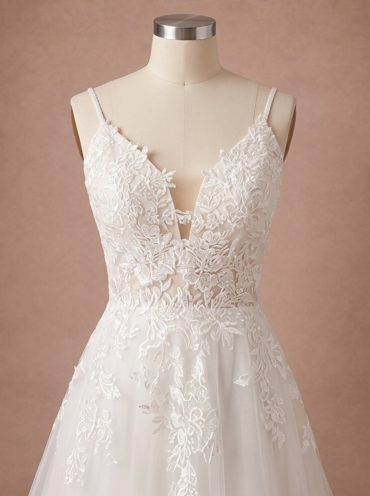 Robe de mariée en dentelle dos nu à bretelles fines — Mannequin — détail buste