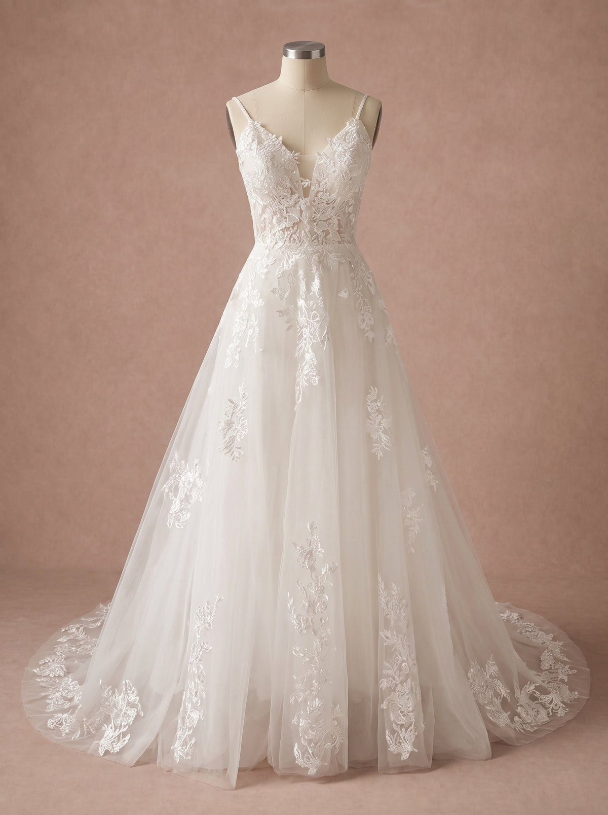 Robe de mariée en dentelle dos nu à bretelles fines — Mannequin — face entière