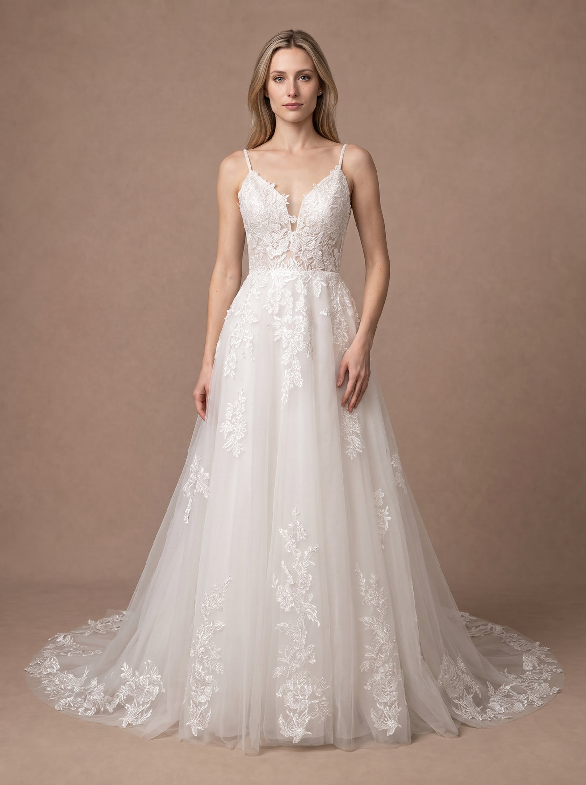Robe de mariée en dentelle dos nu à bretelles fines — Modèle — face