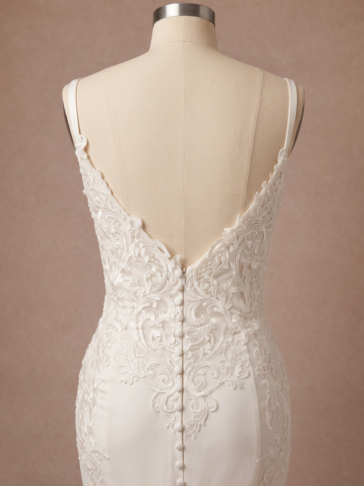 Robe de mariée sirène dos nu plongeant — Mannequin — détail dos