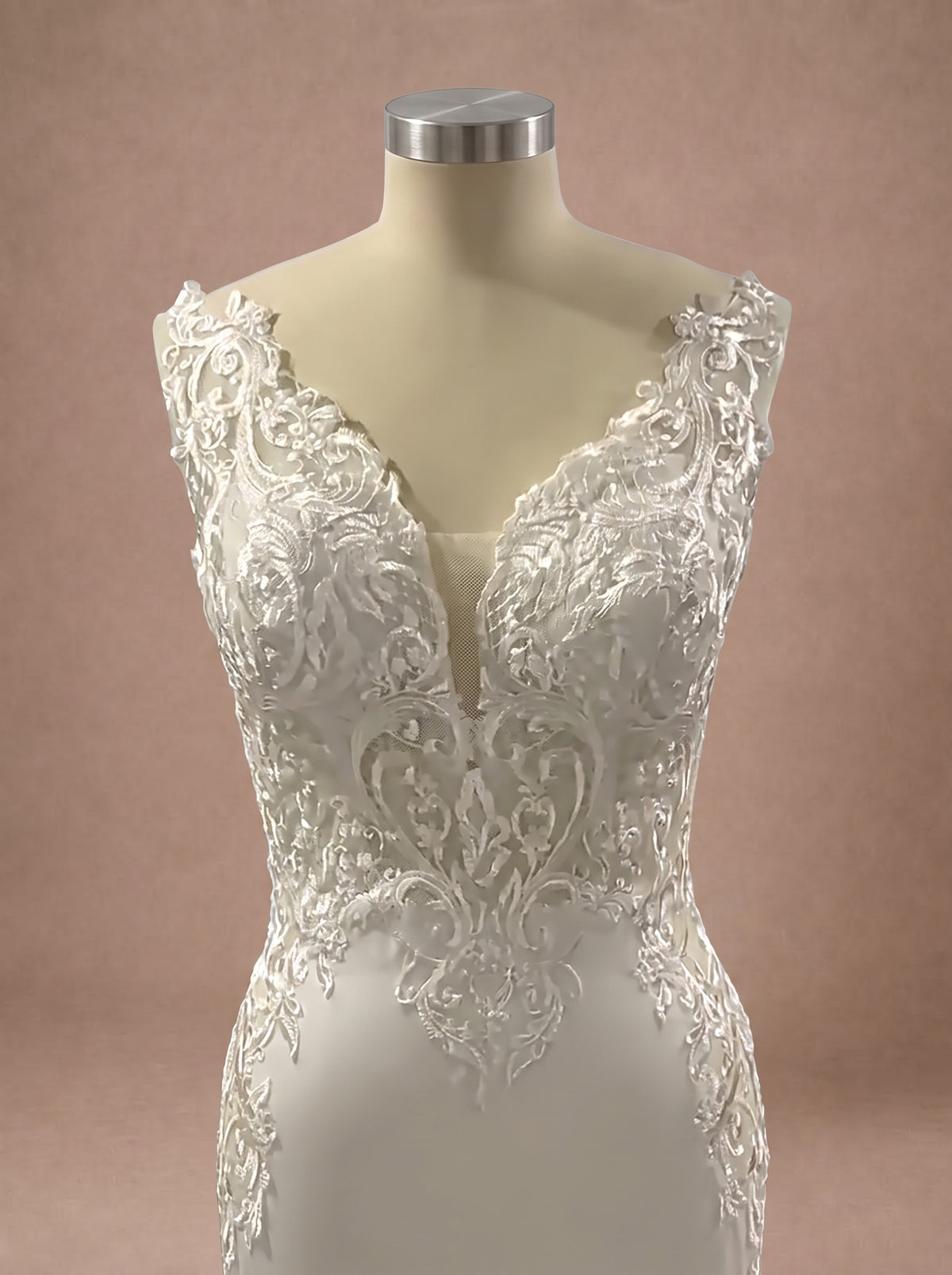 Robe de mariée sirène dos nu plongeant — Mannequin — détail buste