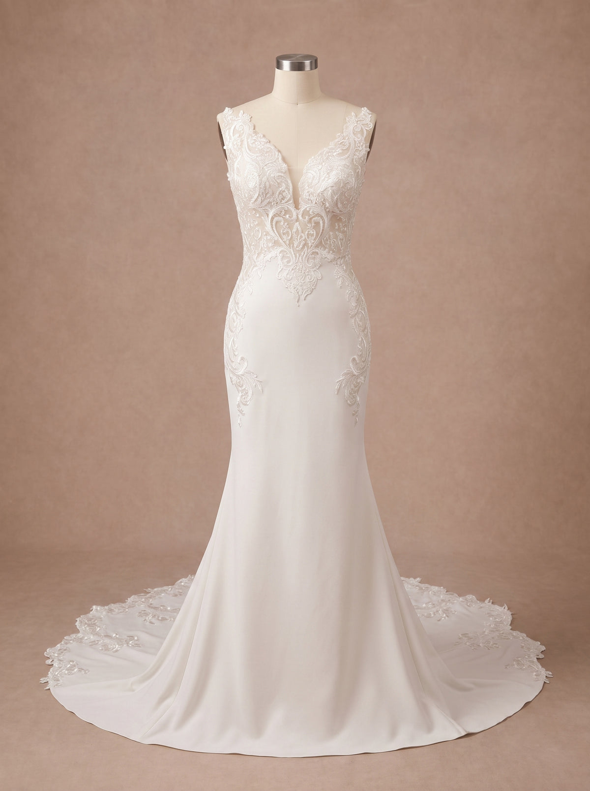 Robe de mariée sirène dos nu plongeant — Mannequin — face entière