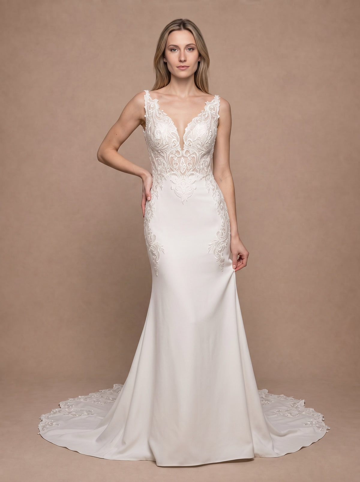 Robe de mariée sirène dos nu plongeant — Modèle — face