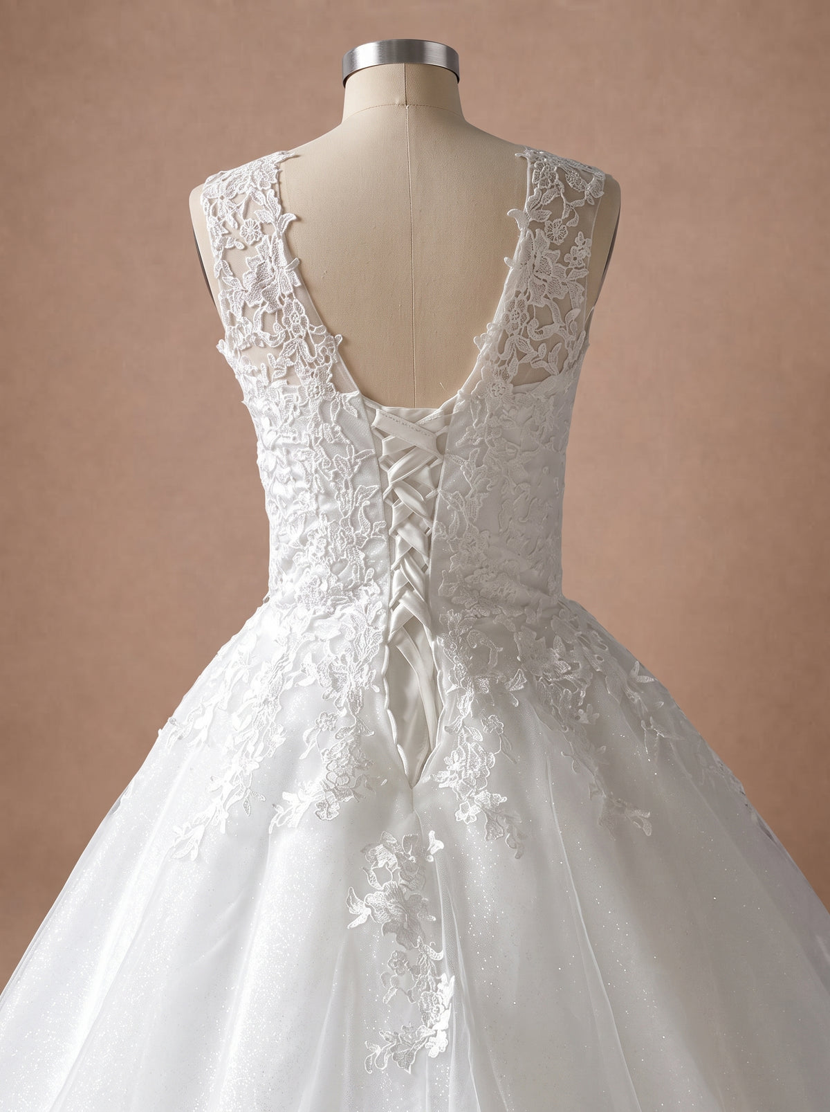 Robe de mariée princesse dos nu en dentelle — Mannequin — détail dos